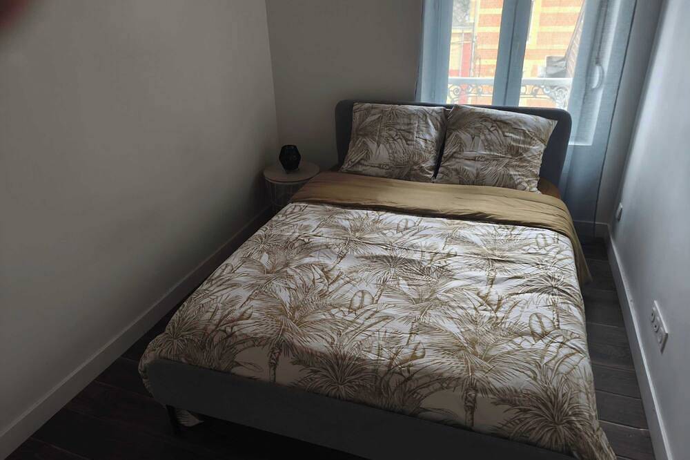 Ganze Wohnung, Downtown Apartment with Private Garage in Charleville-Mézières, Ardennen