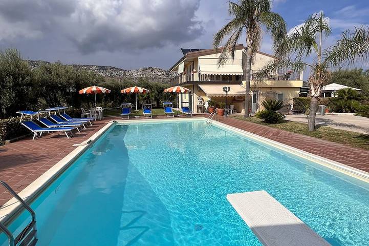 Chalet para 12 personas, con jacuzzi y jardín - 1