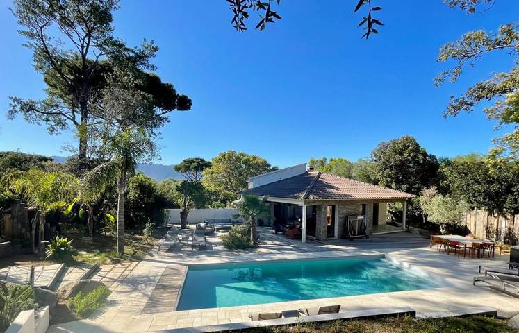 Location de vacances pour 10 personnes, avec vue ainsi que jardin et piscine, animaux acceptés dans Plage Cala Rossa - 3