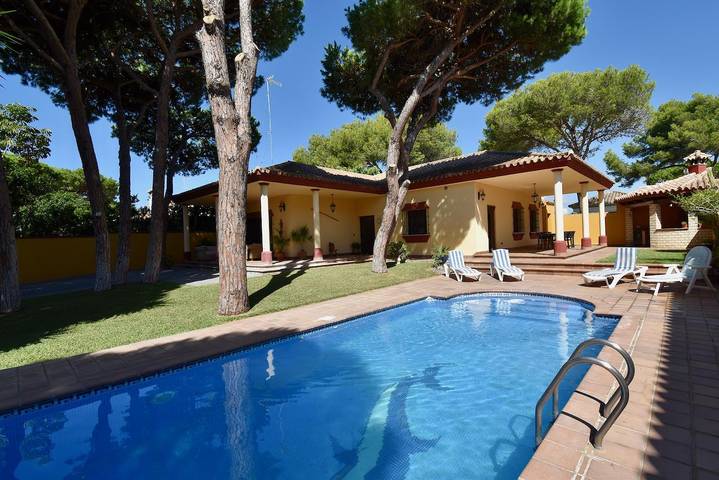 Chalet para 8 personas, con jardín además de terraza y piscina en Chiclana de la Frontera