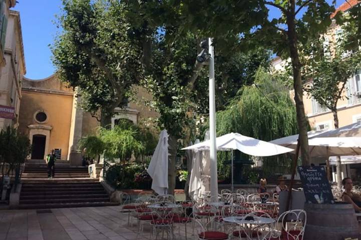 Ganze Wohnung, 2-Zimmer-Apartment, + Terrasse 12 m² - Meerseite, Blick auf den Sandstrand in Bandol, Mittelmeerküste (Frankreich)