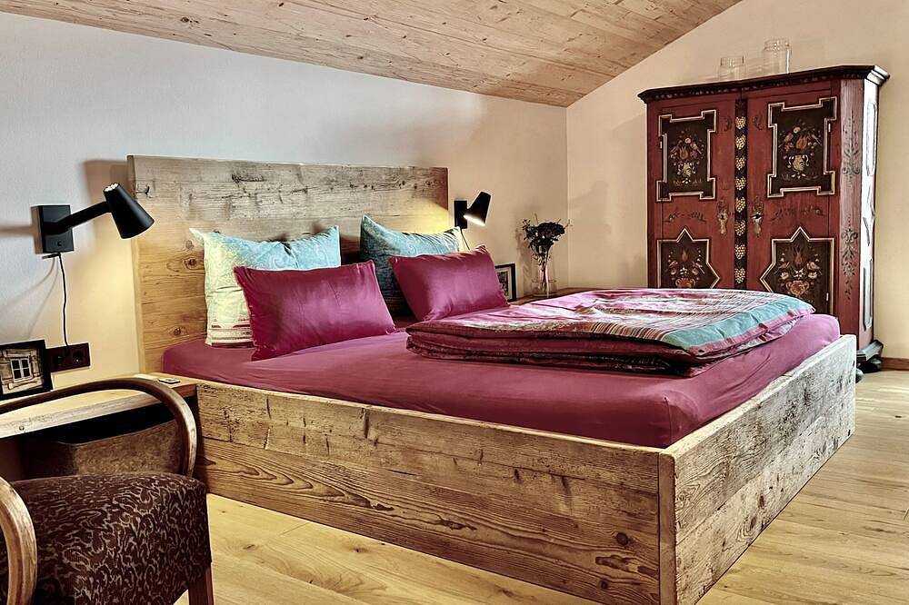 Ganze Wohnung, Ferienwohnung 1. Obergeschoss, 84 qm, für 2 Personen, Küche, 1 Wohn-Esszimmer, Balkon, weiteres Schlafzimmer gegen Aufpreis in Breitbrunn am Chiemsee, Chiemsee