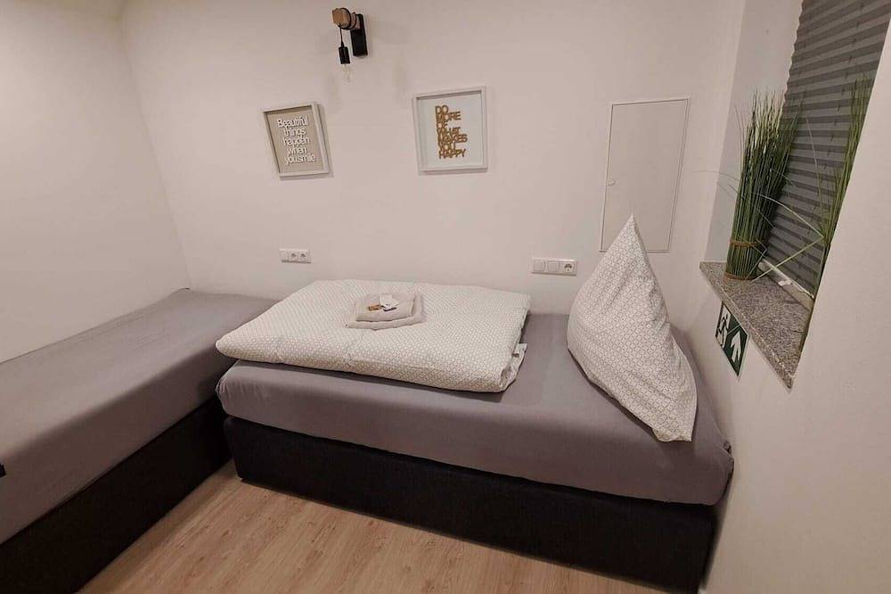 Appartamento intero, Monteurwohnung Inkl. Wlan, Smart-tv, Küche, Waschmaschine, Parkplatz in Roding, Baviera Orientale