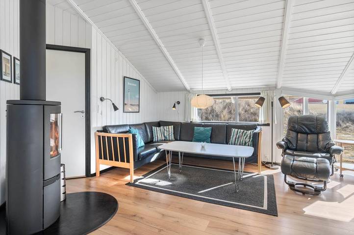 Beach-close holiday home for 10 guests with sauna and whirlpool in Bjerregard, Holmsland Klit