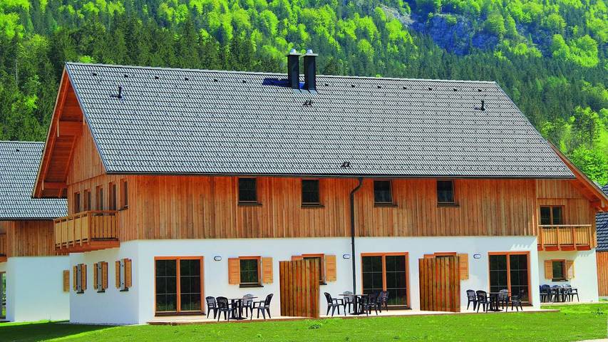 Ferienhaus für 6 Personen, mit Terrasse und Pool sowie Garten und Sauna in Obertraun