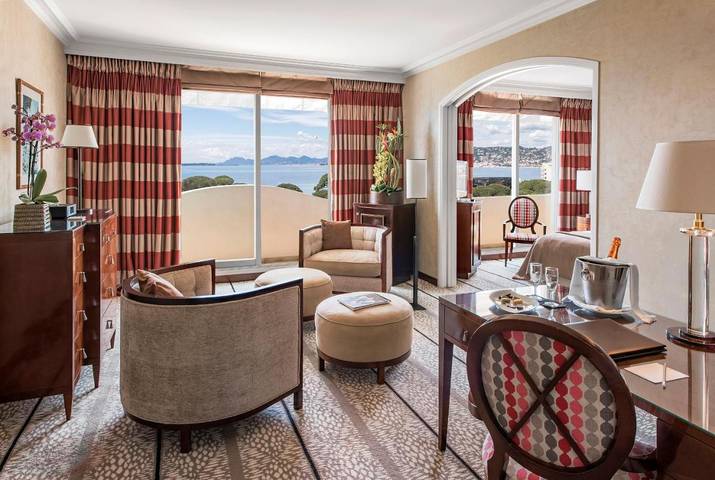 Hôtel pour 3 personnes, avec sauna ainsi que terrasse et piscine dans Office de Tourisme d'Antibes - 3