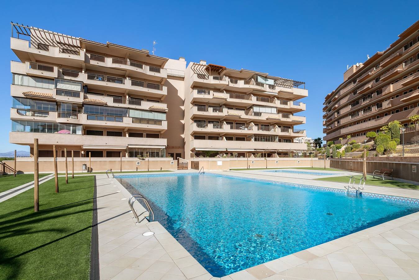 Apartamento entero, Apartamento 'Luxury Flat Beach Resort Sea View' con piscina compartida, Wi-Fi y aire acondicionado. in Los Arenales del Sol, Elche