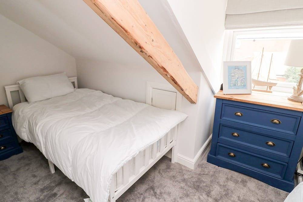 Bay Cottage, pet friendly, country holiday cottage in Cullercoats in Tynemouth, North Tyneside