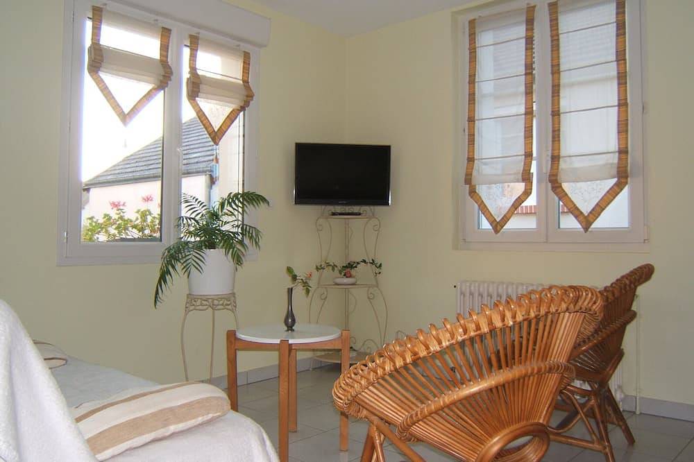 Furnished in a house with garden and private parking in Saint-Gervais-la-Forêt, Blois region