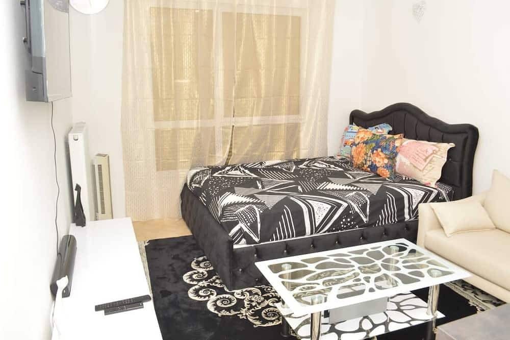 Ganze Wohnung, Cheap Charming family size studio with self made office, Tv, Wifi, Cafe, etc in Bobigny, Seine-Saint-Denis