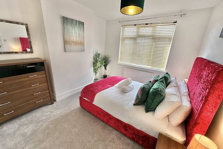 Large Four Bedroom - With Hot Tub and Parking - Sleeps 8 in Poole, Angleterre du Sud-Ouest