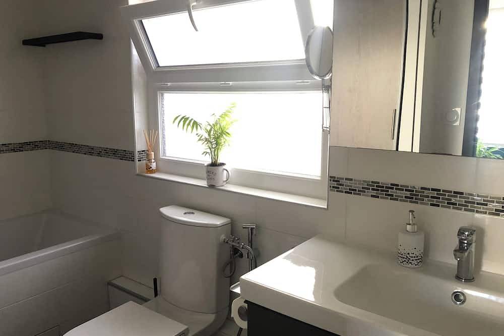 Entire apartment, Stylish apartment with terrace 50 m from the arena in Bayonne, Bayonne region