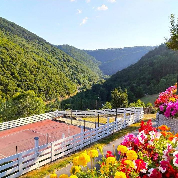 Location de vacances pour 4 personnes, avec piscine ainsi que vue et jardin à Lacrouzette - 3