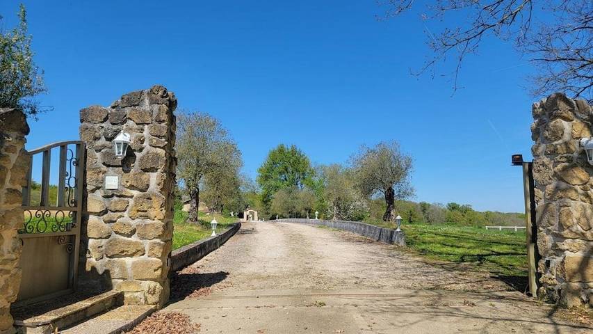 Gîte pour 4 personnes, avec vue ainsi que jardin et piscine dans Loubersan - 4