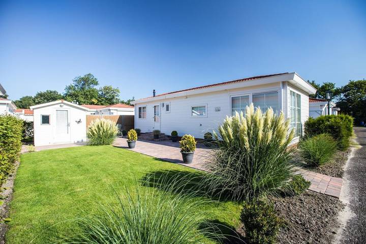 Chalet für 4 Personen, mit Terrasse und Balkon/Terrasse in Oostkapelle