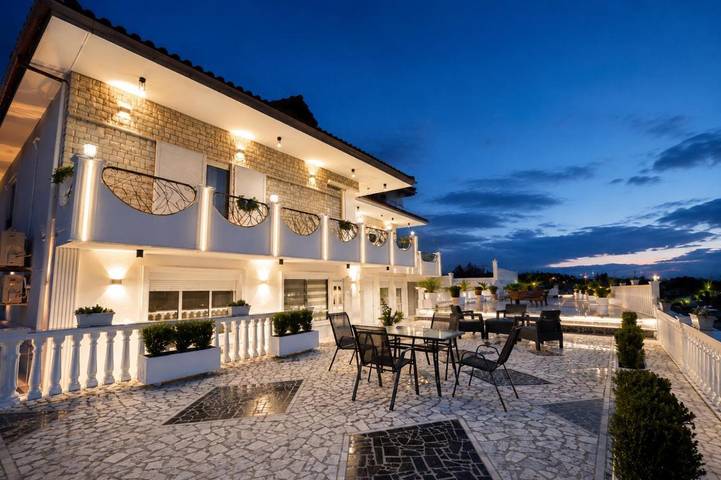Chambre d’hôte pour 2 personnes, avec Balcon et Terrasse ainsi que Jardin et Vue dans Gjirokastër