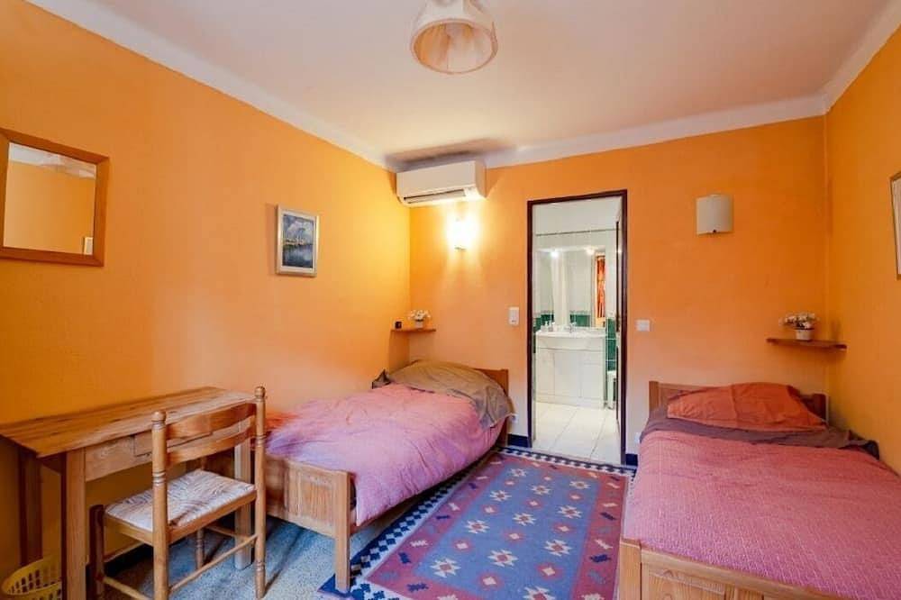 Domain of a farmhouse and a house to meet in Peymeinade, Cannes region