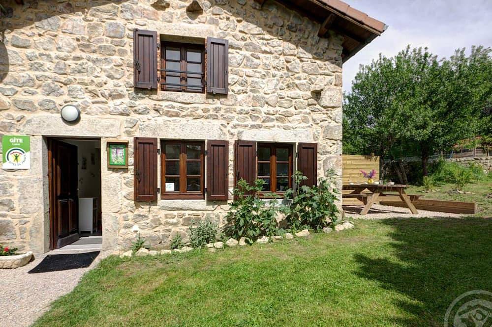 Appartement entier, Charmant gîte en pierres avec terrasse et barbecue, idéal pour 4 pers., animaux admis in La Chapelle-en-Lafaye, Montbrison
