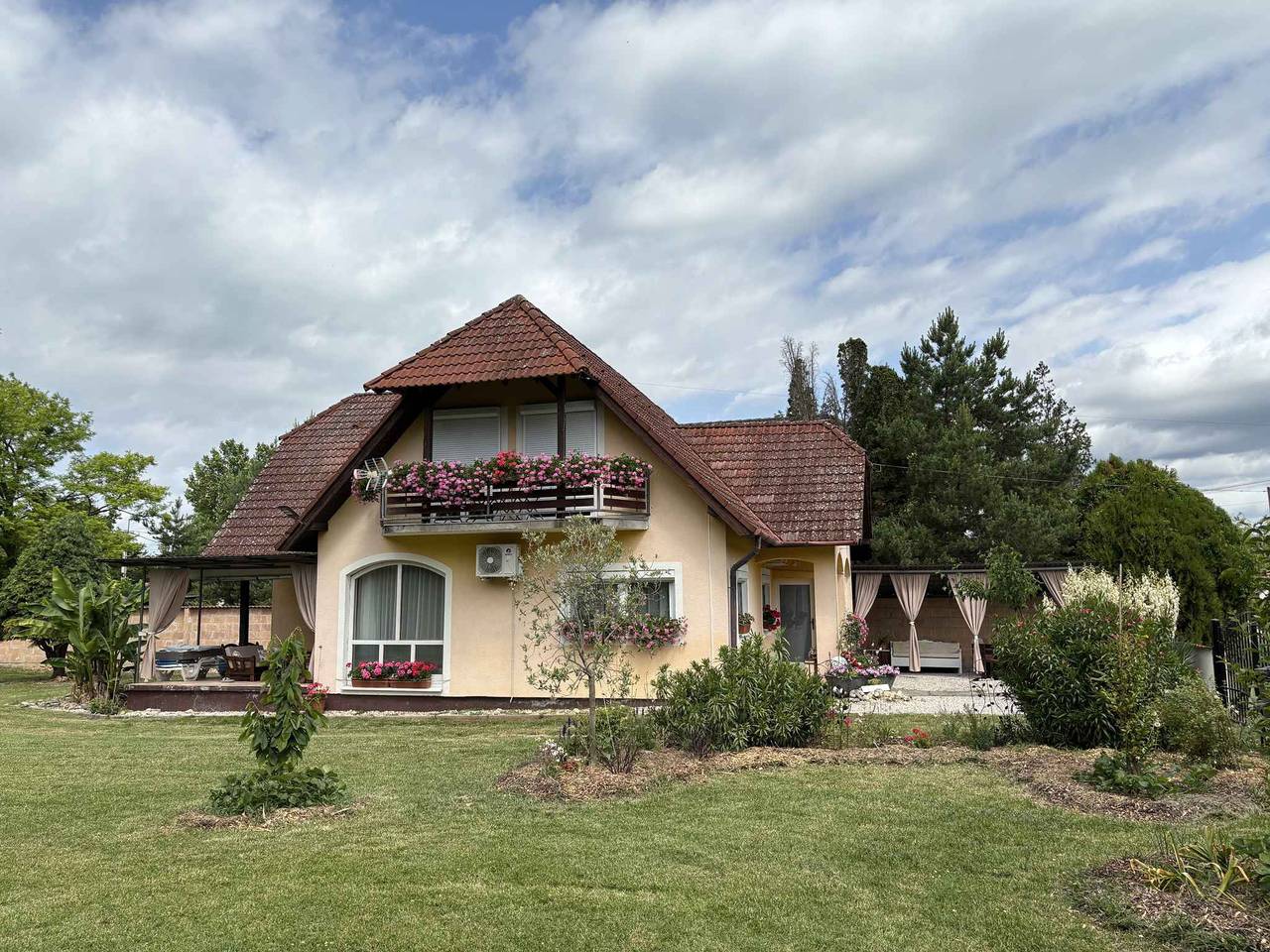 Cały apartament wypoczynkowy, Mieszkanie wakacyjne z odkrytym basenem i balkonem  in Balatonberény, Południowe brzegi Balatonu