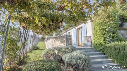 Cottage pour 7 personnes, avec piscine ainsi que jardin et vue, adapté aux familles à Camporosso