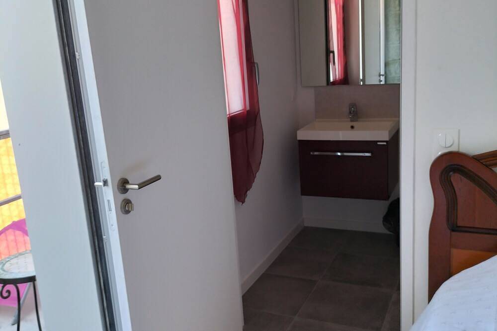 Room 12 m plus private shower room 4 m plus balcony 5 m'a 800 metres ocean  in La Rochelle, La Rochelle e dintorni