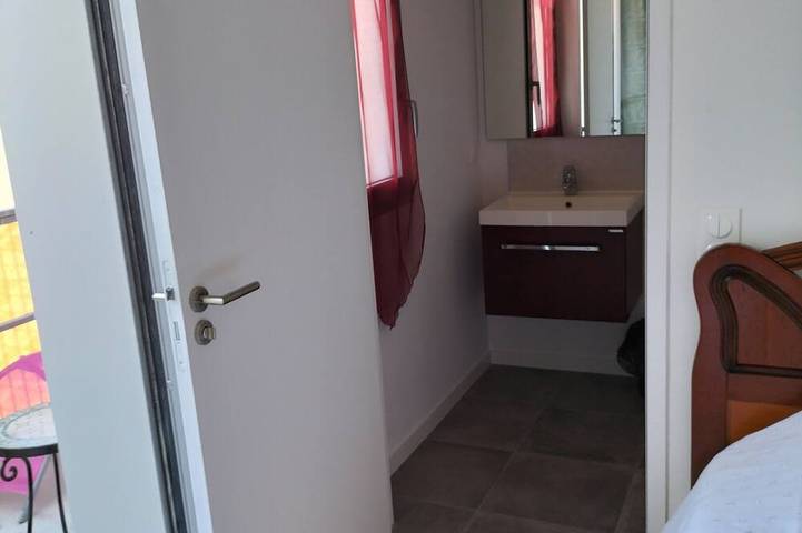 Room 12 m plus private shower room 4 m plus balcony 5 m'a 800 mètres océan in La Rochelle, Région de La Rochelle