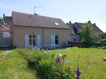 Gîte pour 6 personnes, avec jacuzzi et jardin, adapté aux familles à Souvigny