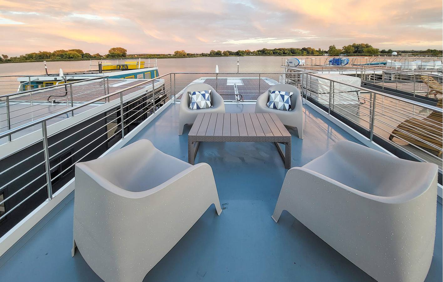 Hausboot am Flussufer mit Terrasse, Parkplatz – in Strand- und Restaurantnähe in Pritzerbe, Havelsee