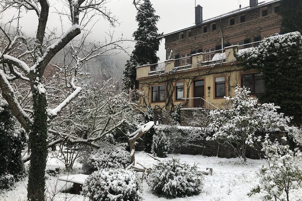 Ganze Wohnung, Einzigartige Ferienwohnung in historischer Moselvilla an der Moselpromenade in Traben-Trarbach, Bernkastel-Kues & Umgebung