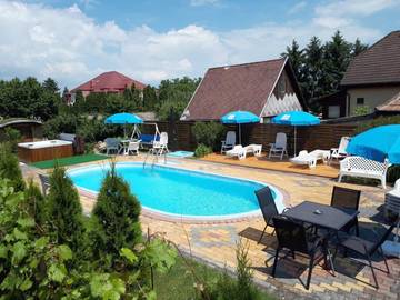 Gîte pour 2 personnes, avec jacuzzi ainsi que jardin et piscine dans Koroshegy
