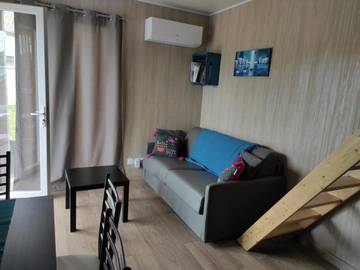 Location de vacances pour 2 personnes, avec jardin ainsi que terrasse et piscine à Montréal (Rhône-Alpes)