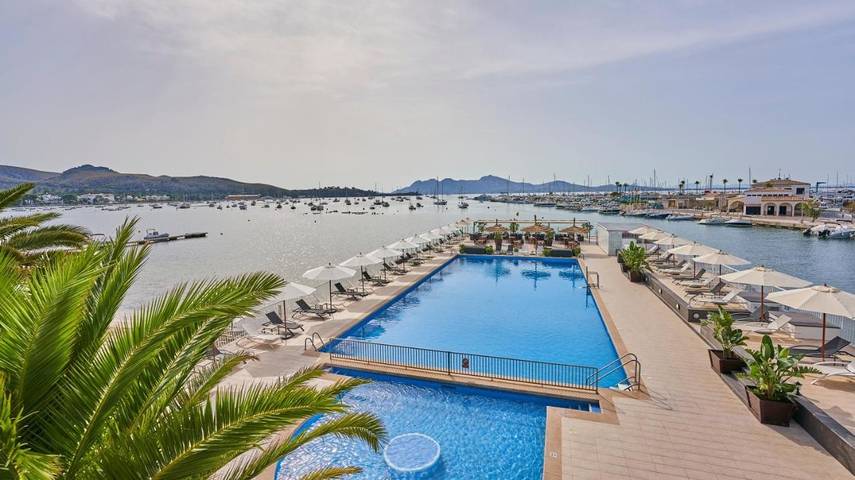 Hôtel pour 4 personnes, avec balcon ainsi que vue et piscine