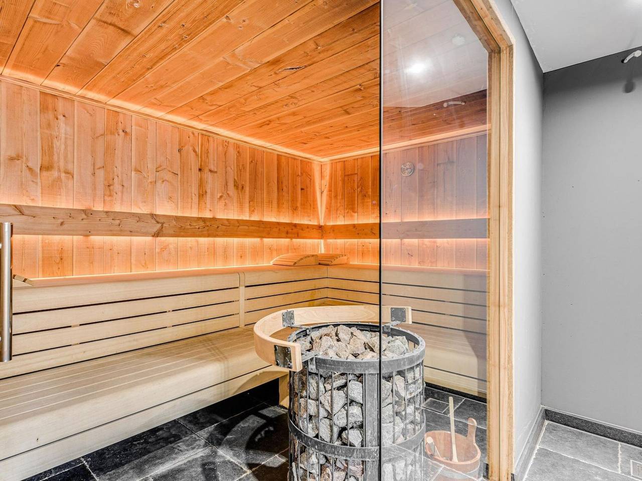 Imposing Holiday Home in Vielsalm with Recreation Room & Tennis Court in Vielsalm, Bastogne