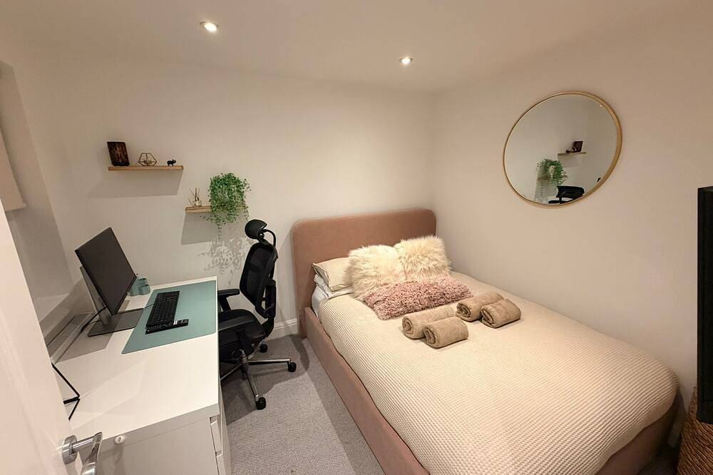 3 bed, 'Adrian Cottage' close to Warner Bros, M25, M1. Comes with private gym in Abbots Langley, Hertfordshire