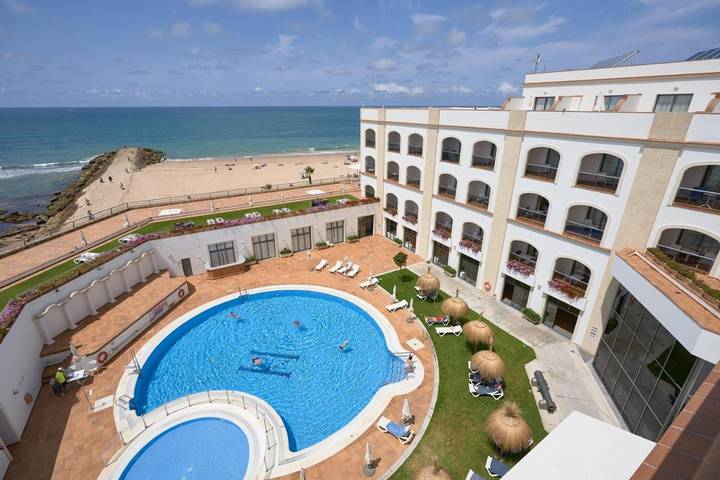 Hôtel pour 3 personnes, avec piscine ainsi que jardin et sauna