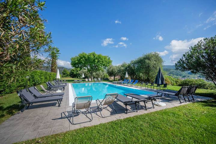 Ferienwohnung für 4 Personen, mit Balkon/Terrasse und Garten sowie Pool und Seeblick in Garda - 2