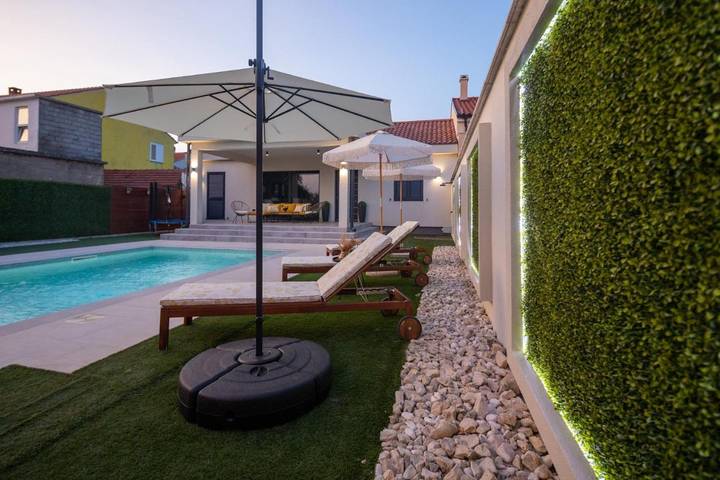 Villa pour 8 personnes, avec vue ainsi que piscine et jardin, animaux acceptés à Biograd na Moru - 4