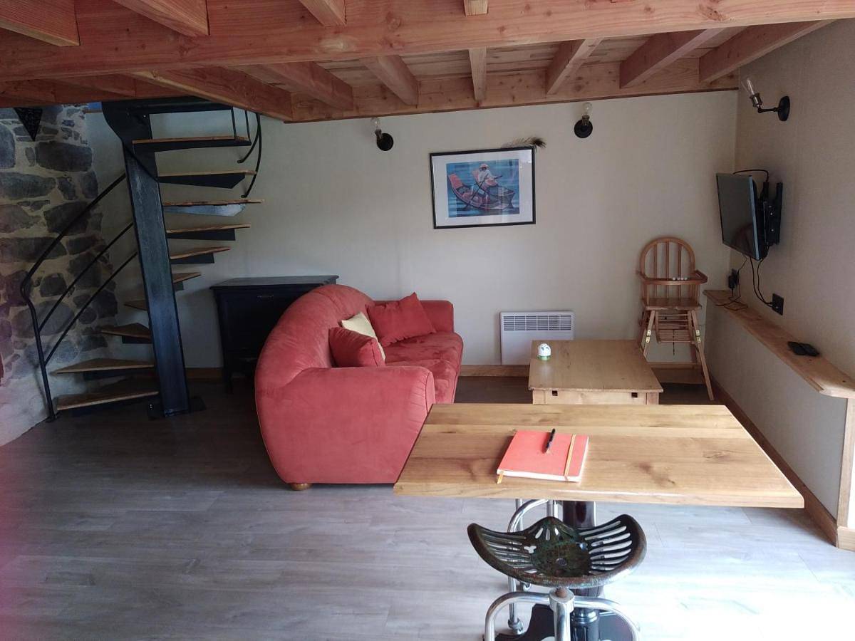 One-Bedroom House in Manglieu, Parc Naturel Régional Livradois-Forez