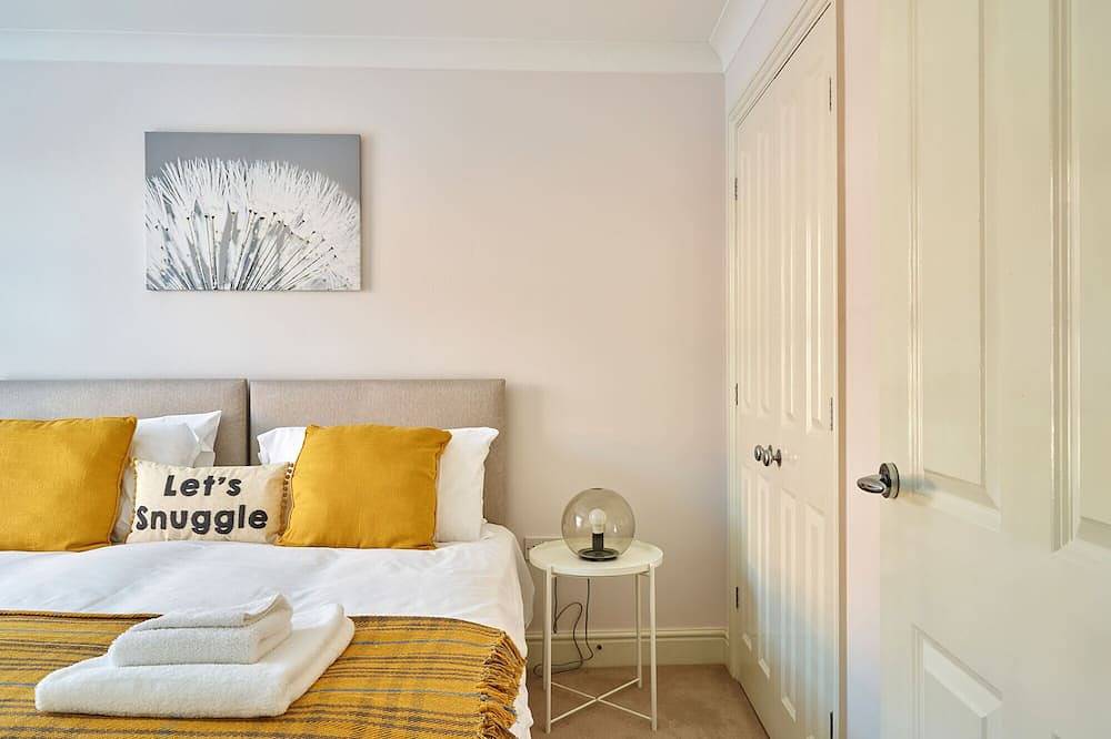 Stunning 3 Bed Town House with Private Parking in Cheltenham, Gloucestershire