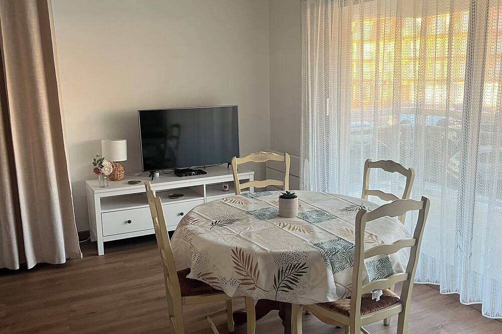 Entire apartment, Small cocoon of 33m2, beautiful sea view, 50 m from the beach in Sainte Cécile Plage, Camiers