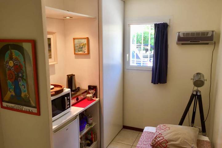 Appartement entier, Chambre d'hôte lumineuse et spacieuse avec entrée indépendante. in Carry-le-Rouet, Côte méditerranéenne (France)