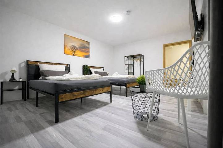 Ganze Wohnung, Stn Royale Suite mit 4 Sz, 8 Big Bed, Parkplatz, Terasse, Highspeed Wlan,Netflix in Bad Friedrichshall, Landkreis Heilbronn