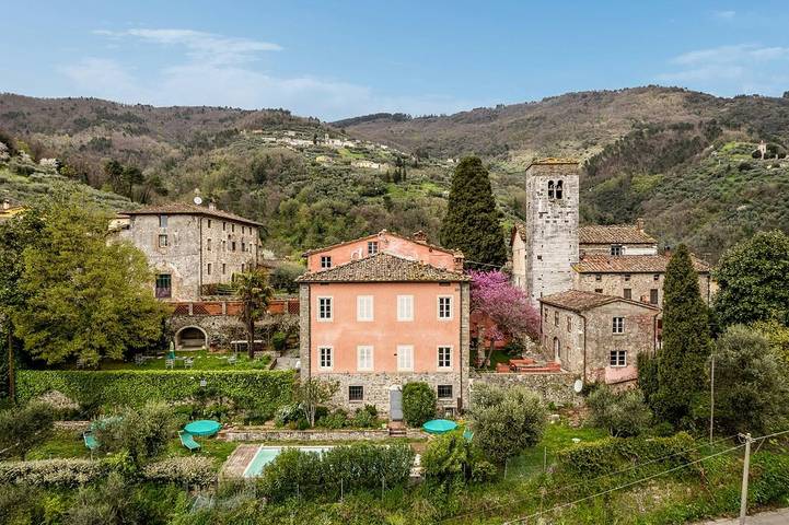 Villa con manantial natural entre los viñedos de Lucca in Lucca, Provincia de Lucca