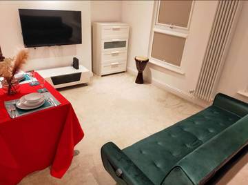 Holiday Apartment for 5 People in Waltham Forest, London, Photo 1