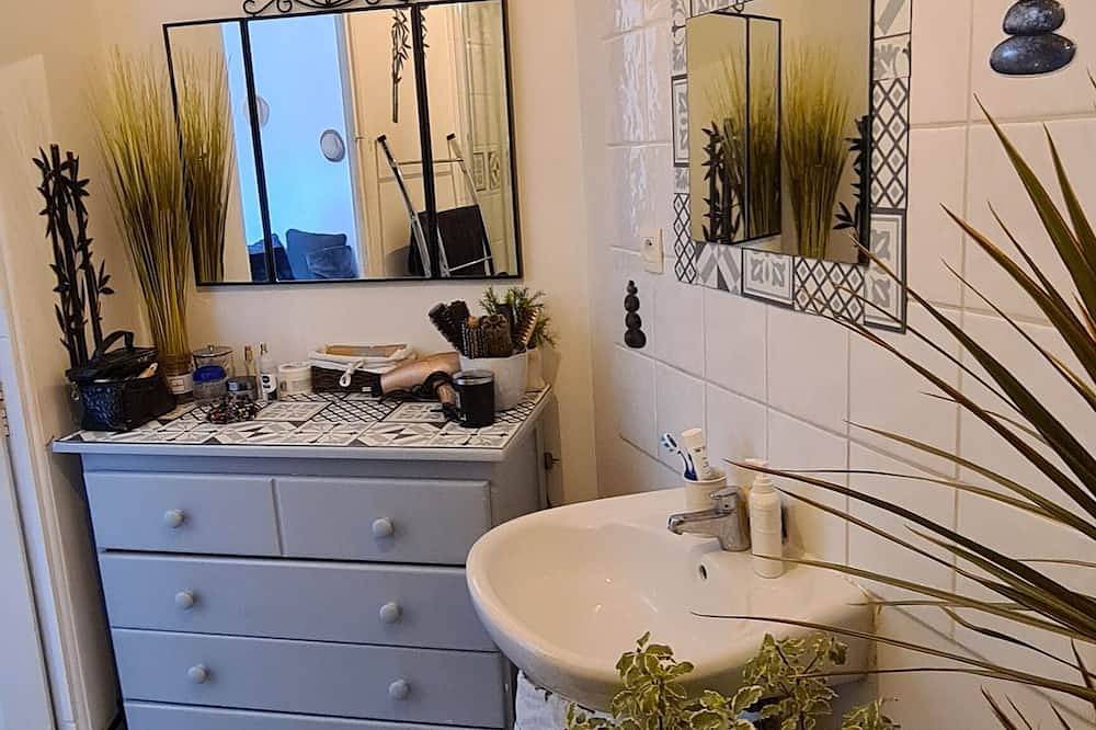 Entire apartment, T2 apartment with south-facing terrace in Cotignac, Brignoles region