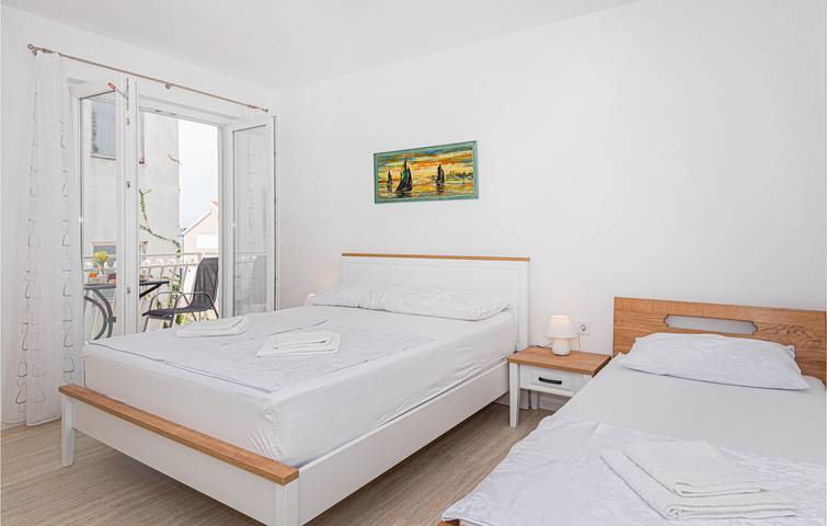 Ganze Ferienwohnung, Gemütliche Ferienwohnung, 2 km vom Strand entfernt, mit WLAN, Klimaanlage, Parkplatz und Terrasse in Srima, Šibenik-Knin