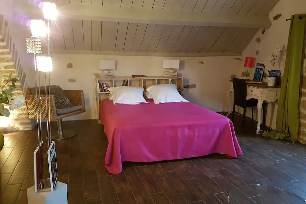 La Terrasse De Peyre \"chambre la grange\" (barn room) in Comprégnac, Parc naturel régional des Grands Causses