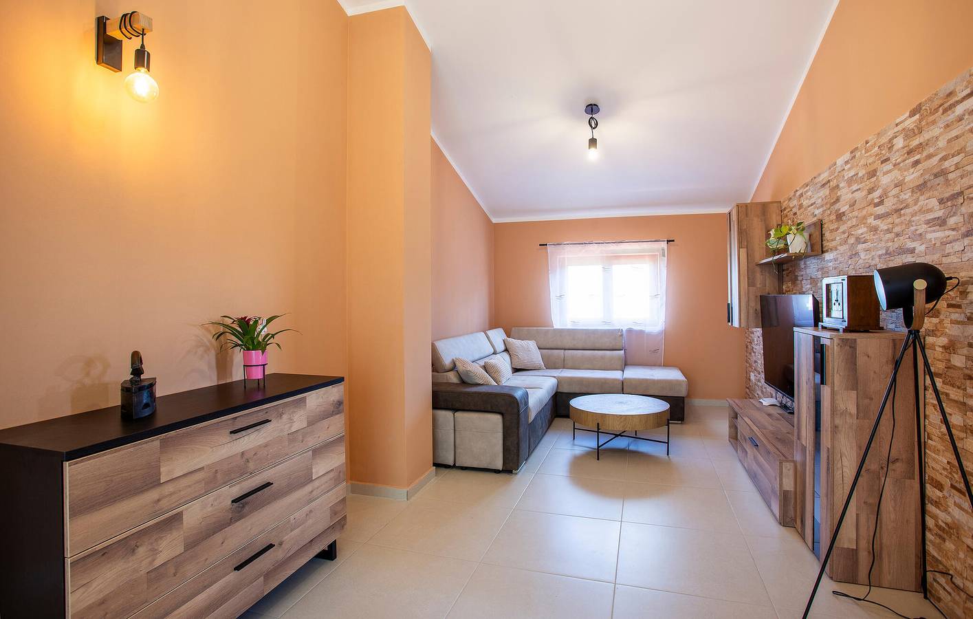 Ganze Ferienwohnung, Modernes Apartment mit einem Schlafzimmer und Terrasse in Jursici, 1,5 km vom Stadtzentrum entfernt in Jursici, Svetvinčenat