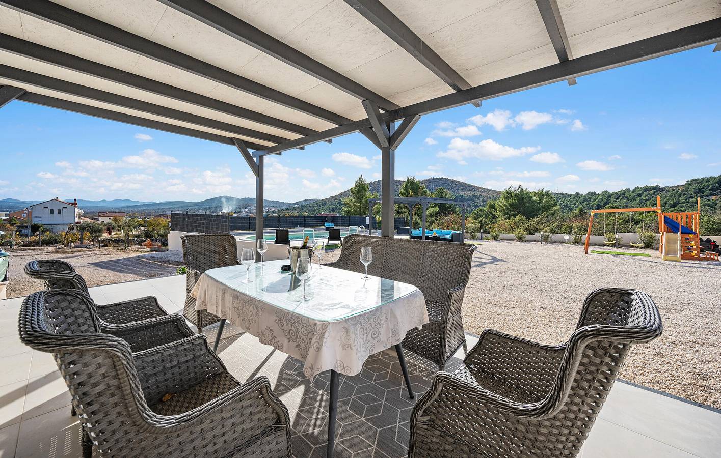 Ferienhaus für 6 Personen mit Pool in Bilice, Šibenik-Knin