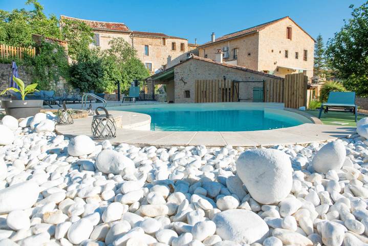 Gîte pour 12 personnes, avec Balcon et Terrasse ainsi que Jardin et Piscine à Les Cabannes (Tarn)